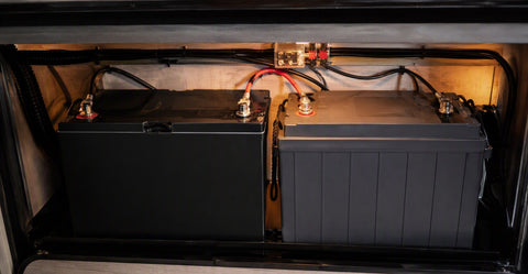 Dos baterías LiFePO4 de 12V lado a lado en un compartimento de baterías de RV