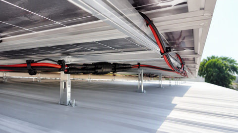 Cableado PV con conectores tipo MC4 bajo un arreglo solar en tejado